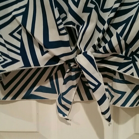 Geometric Patterned Blouse - Picture 3 of 5